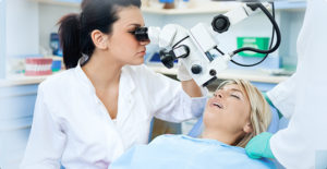Что дает лечение зубов под микроскопом?
